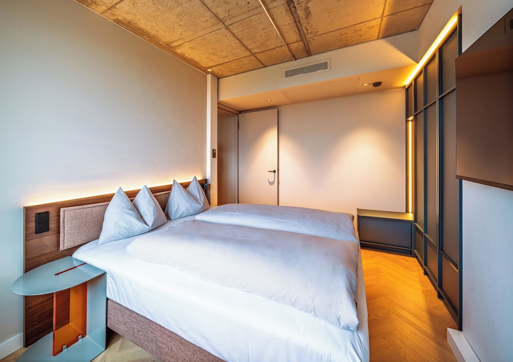 SUITE, APARTMENT