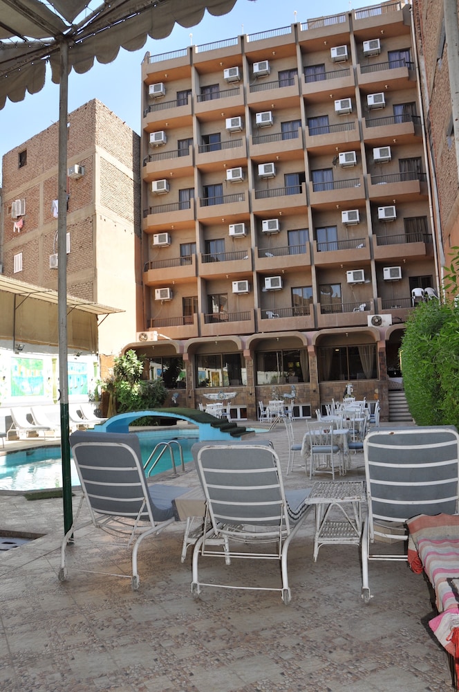 Shady Hotel 5/48