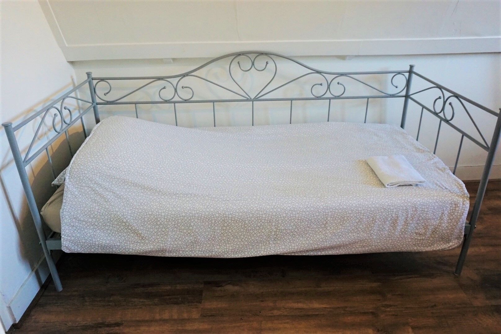 Economy, King Bed, Private Bathroom, Sofa, Hotel Canal View 4/6