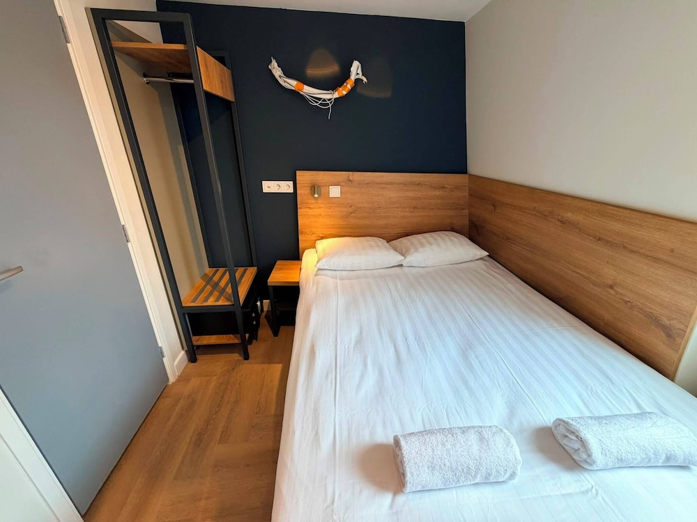 Continental Hotel 25/50