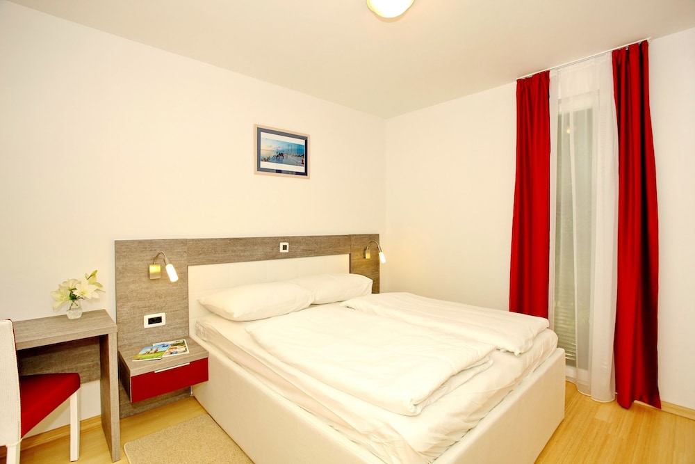 Sunnyside Apartments Petrcane 3/50