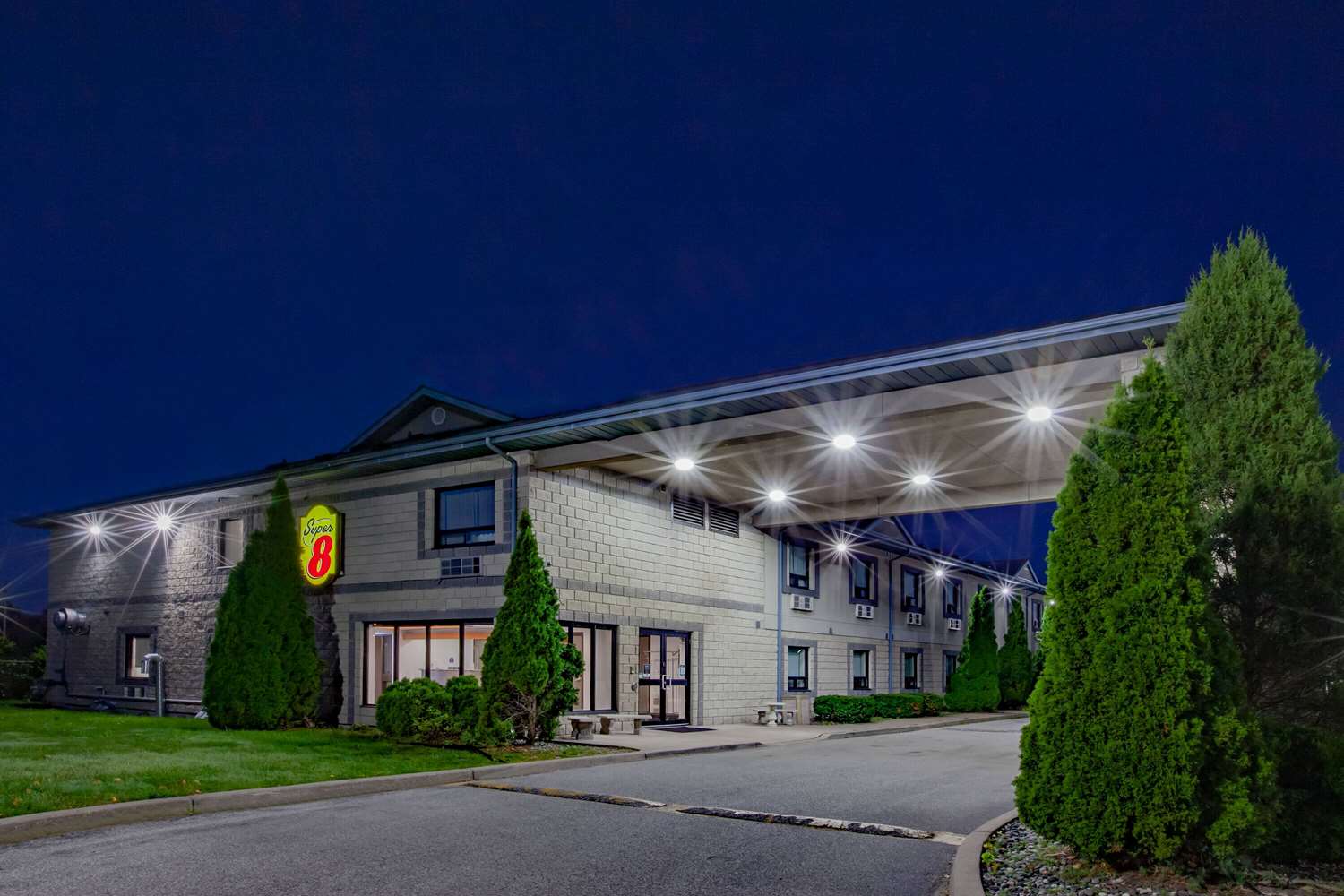 Super 8 by Wyndham Ambassador Bridge Windsor ON 1/28
