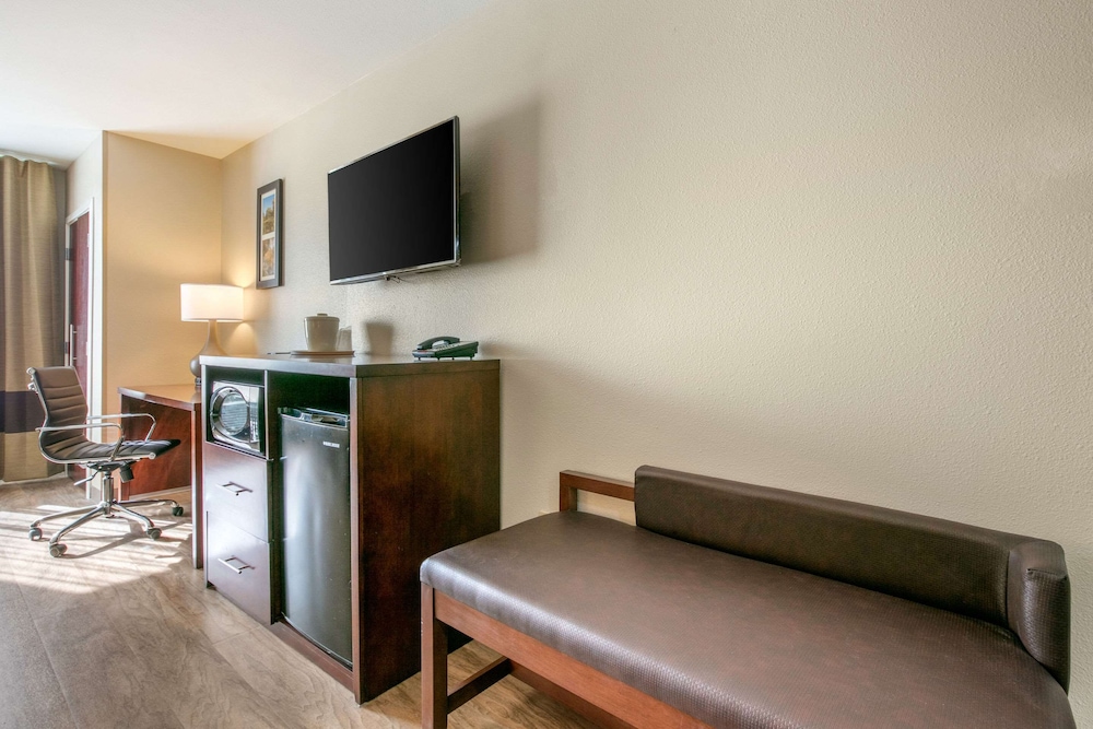 Comfort Inn and Suites Van Buren Fort Smith 18/40
