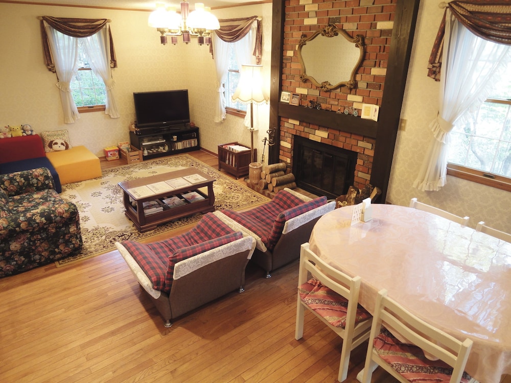 Cozy Inn Antique 4/23