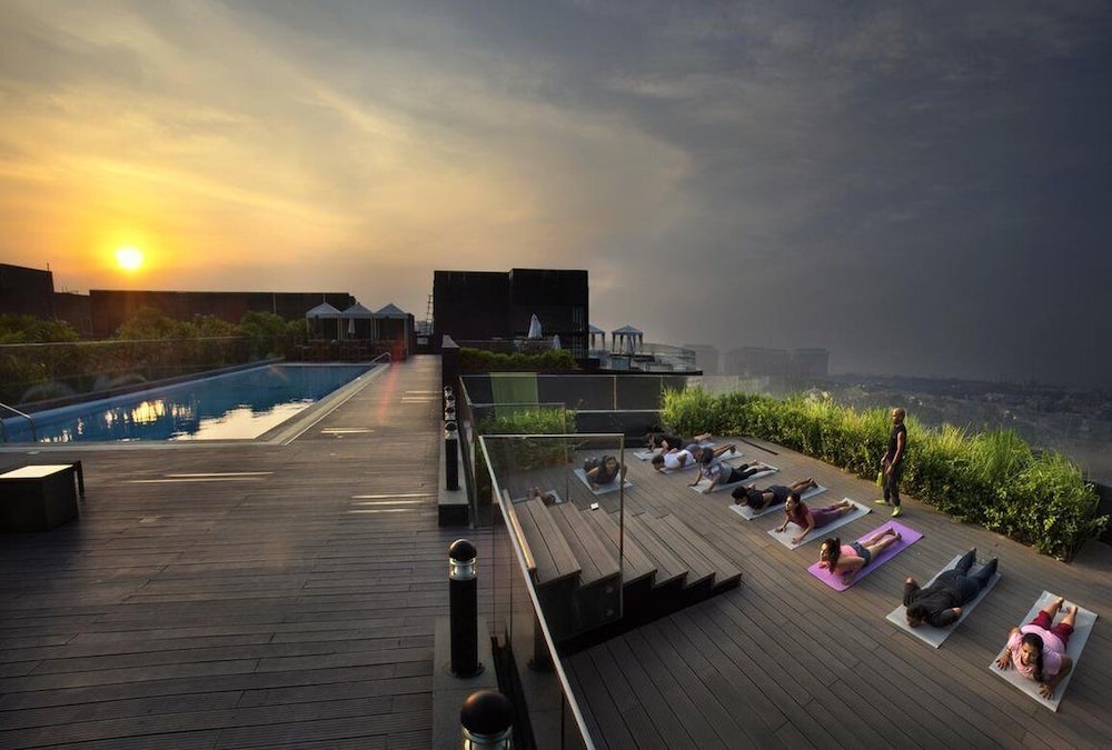 THE WAVERLY HOTEL & RESIDENCES 51/57