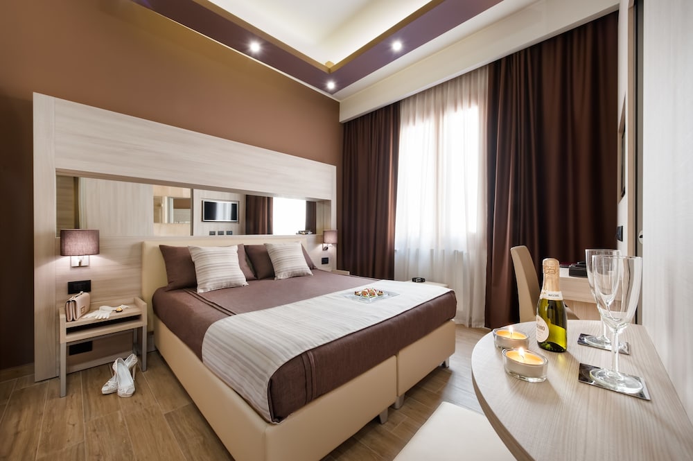 ROOM, DOUBLE BED