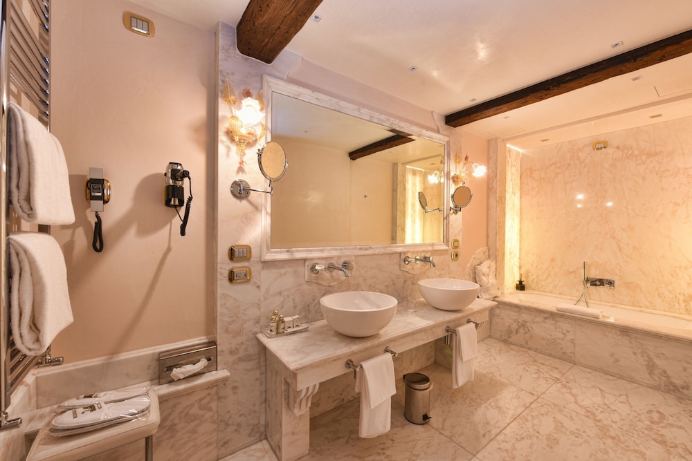 Hotel Monaco & Grand Canal 46/50