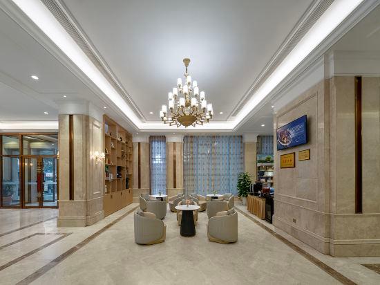 Vienna International Hotel (Xinyang Railway Station) 19/51