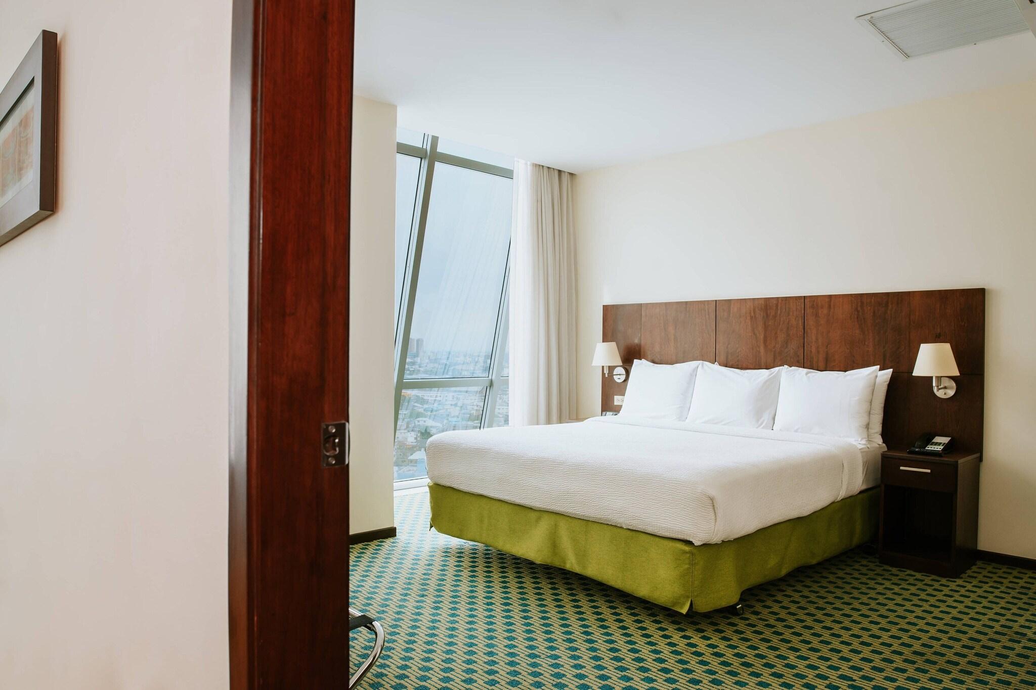 Suite, King Bed, City View