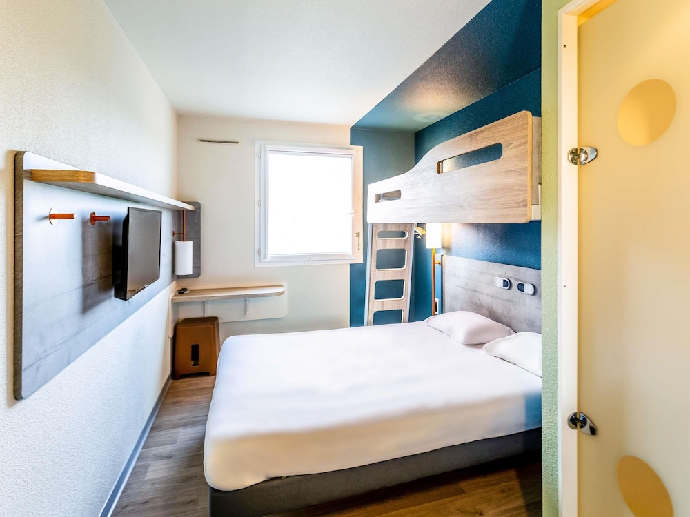 غرفة ثلاثية بسرير مزدوج وسرير بطابقين، ibis budget Pertuis Portes du Luberon 2/7