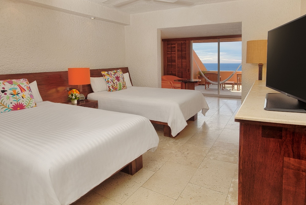 Grand, Deluxe, 2 Double Beds, Las Brisas Ixtapa 2/6