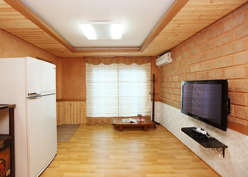 Hongcheon Giwajip Punggyeong Pension 4/7