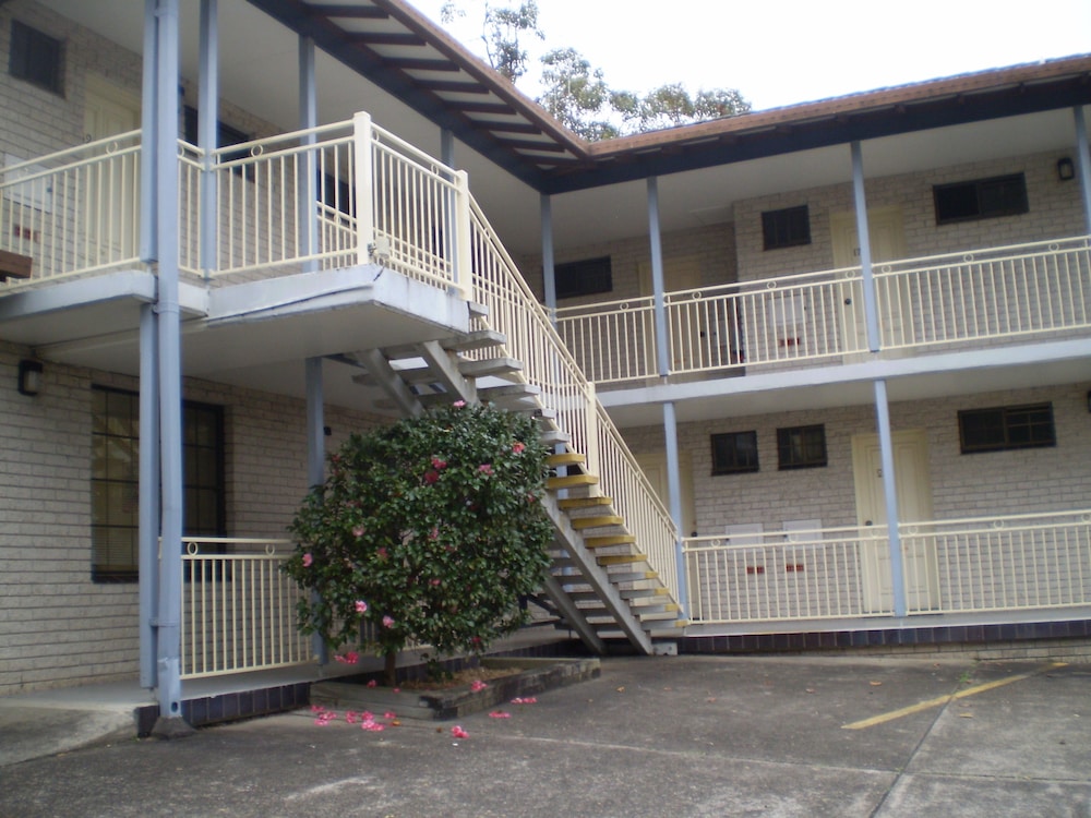 Excelsior Motor Inn 5/42