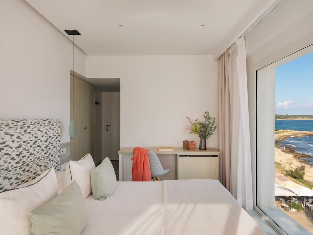 Deluxe, Queen Bed, Sea Front