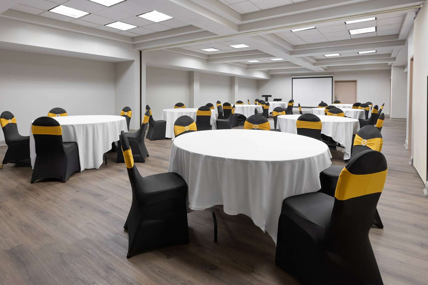 Days Inn & Suites by Wyndham Albany 39/48