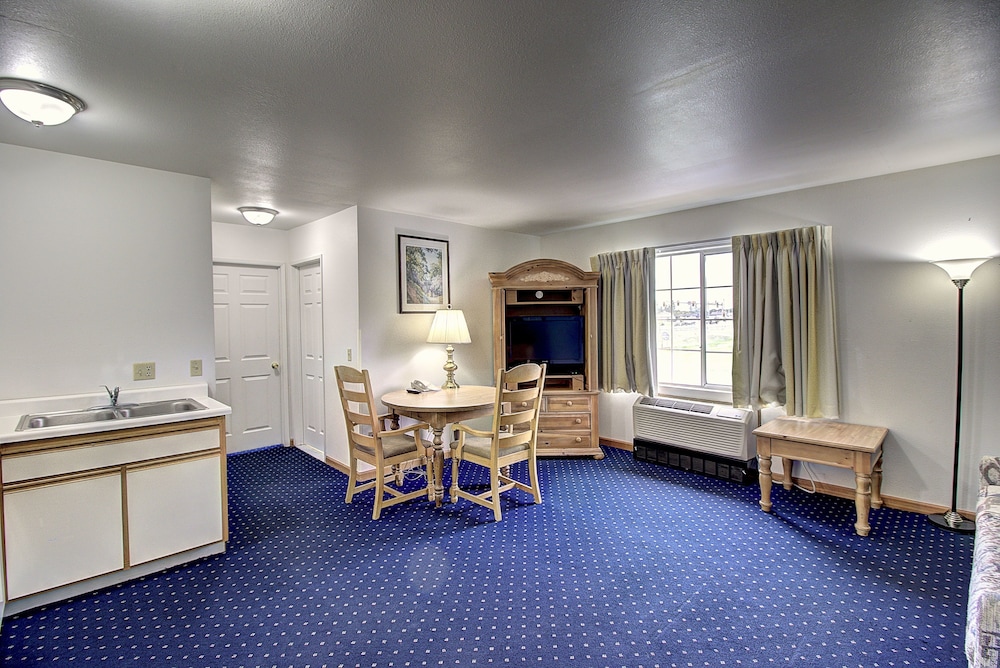 Days Inn & Suites By Wyndham Lolo 27/32