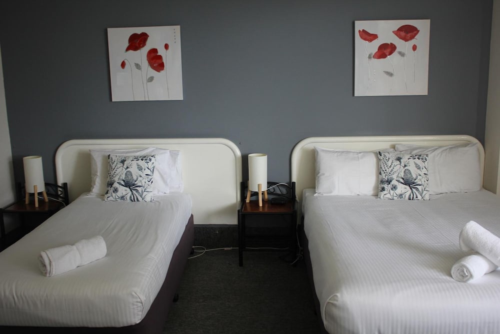 HAMILTON MOTOR INN 28/50