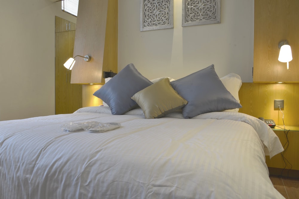 STANDARD, QUEEN BED