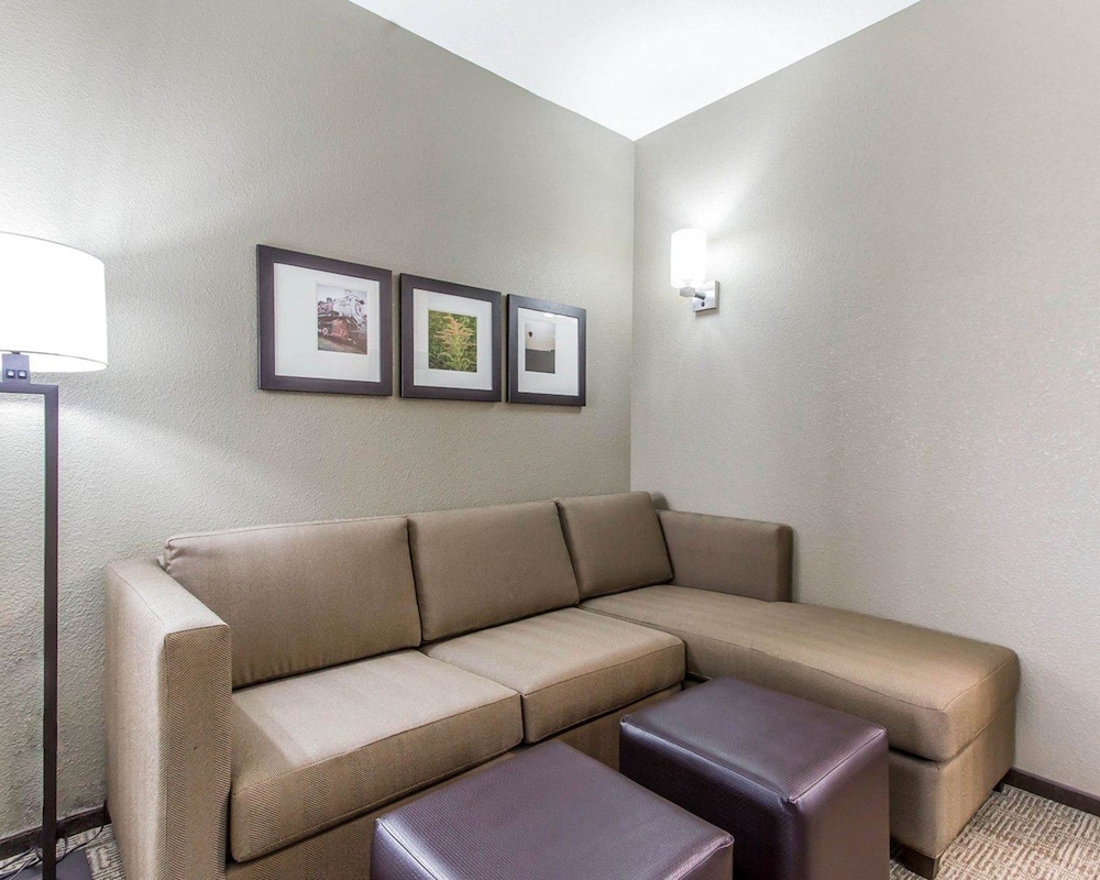 Comfort Suites West Omaha, NE 25/50