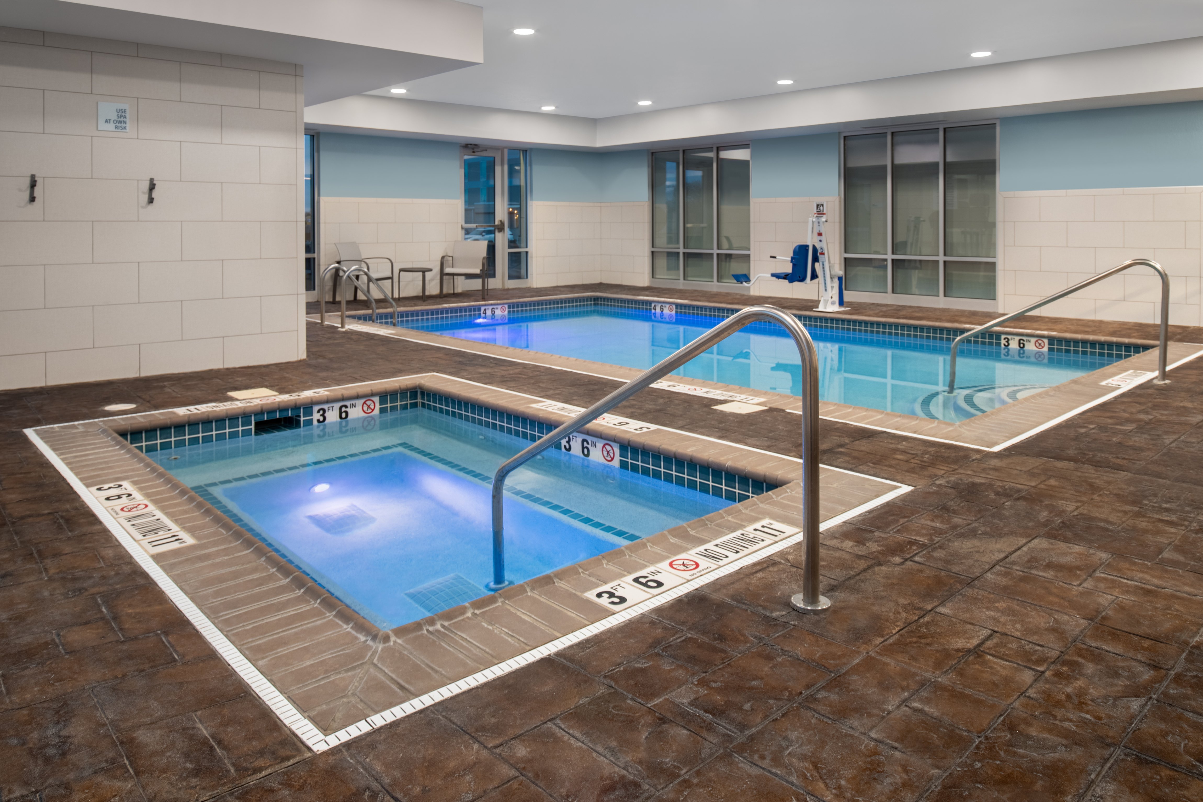Holiday Inn Express Hotel and Suites Terre Haute 34/73