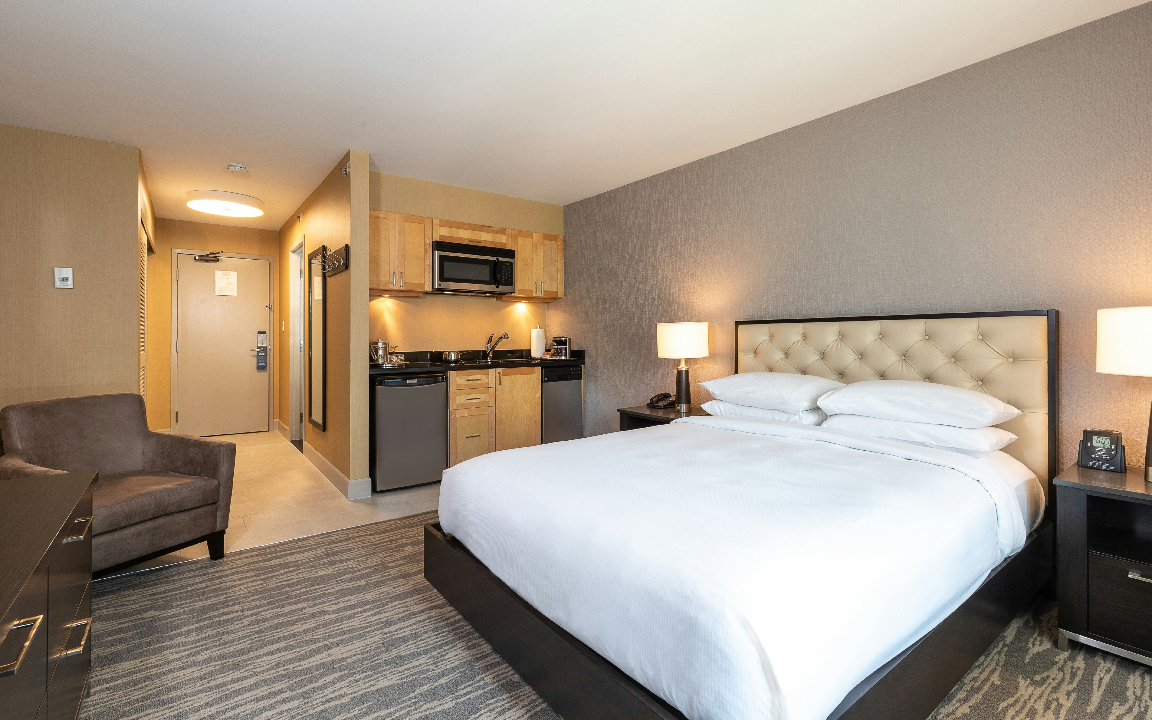STUDIO, QUEEN BED, KITCHENETTE