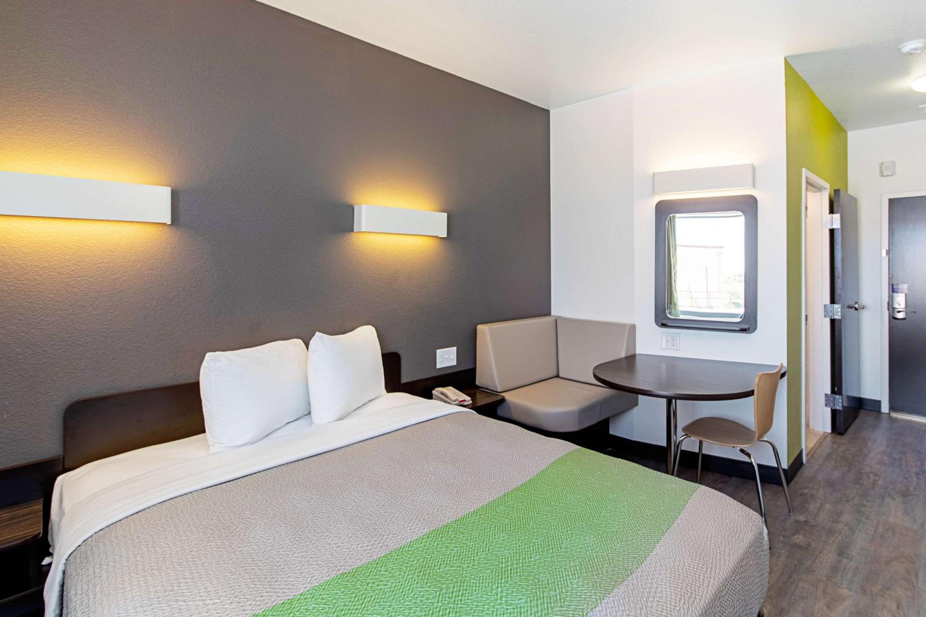 ROOM, QUEEN BED