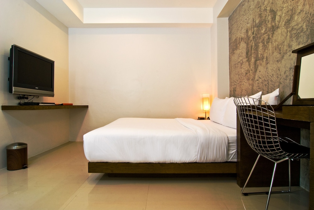 Hip, Standard, Queen Bed
