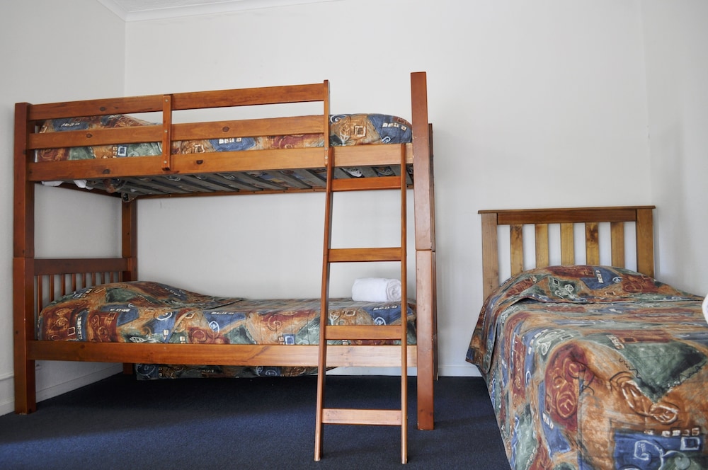 ALEXANDRA PARK MOTOR INN 17/65