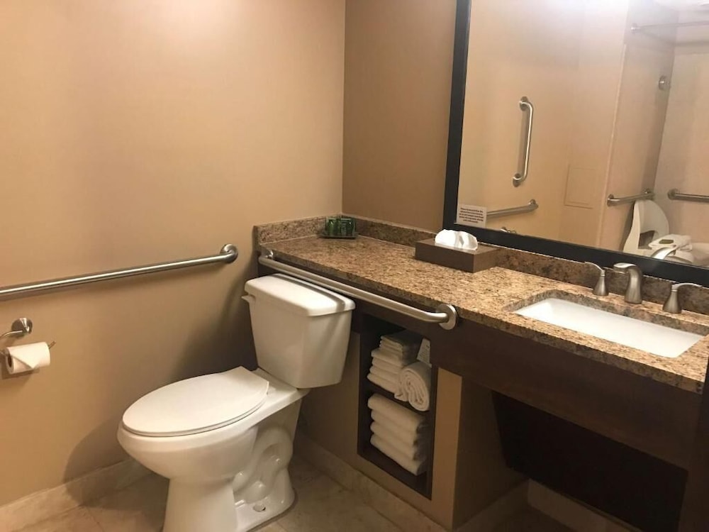 Fourwinds Lakeside Inn Marina 44/48