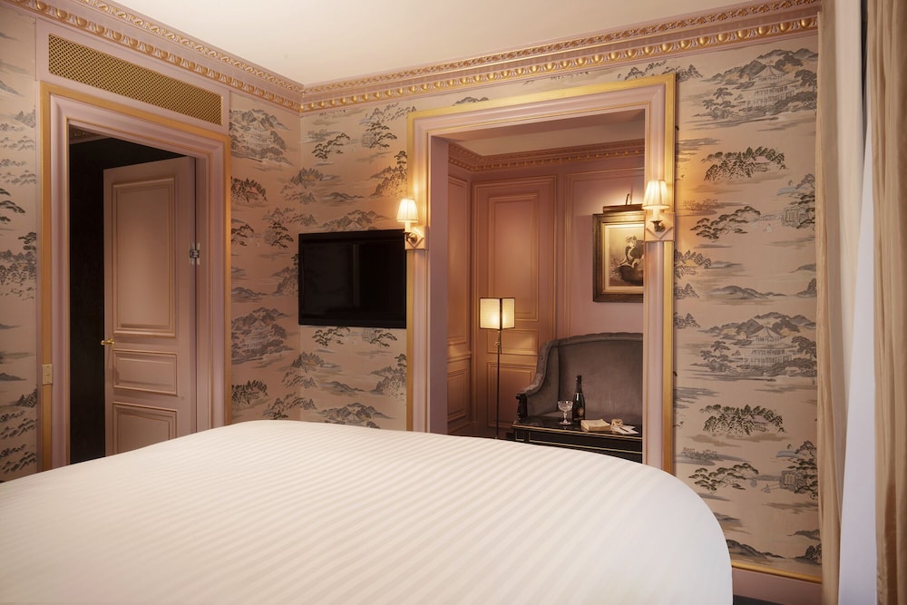 2 BEDROOMS, SUITE