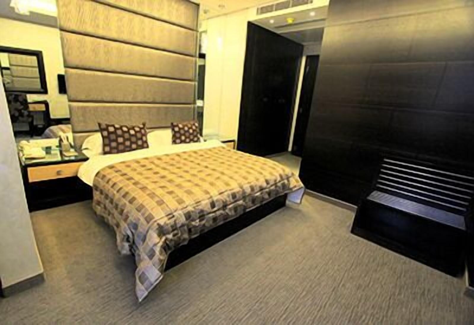 EXECUTIVE SUITE