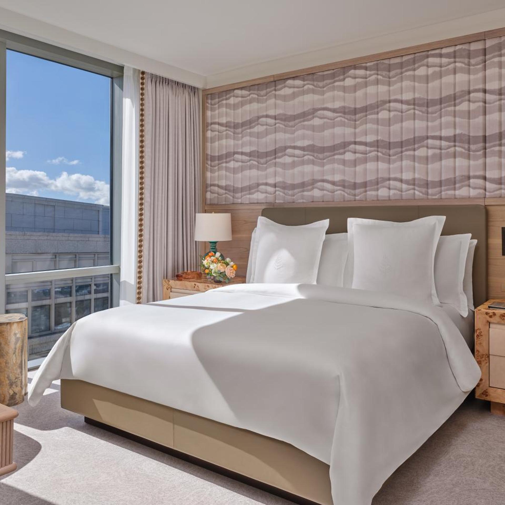Four Seasons, Deluxe, Executive, Suite