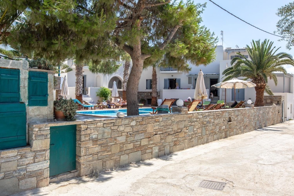 Ampelos Inn 4/47