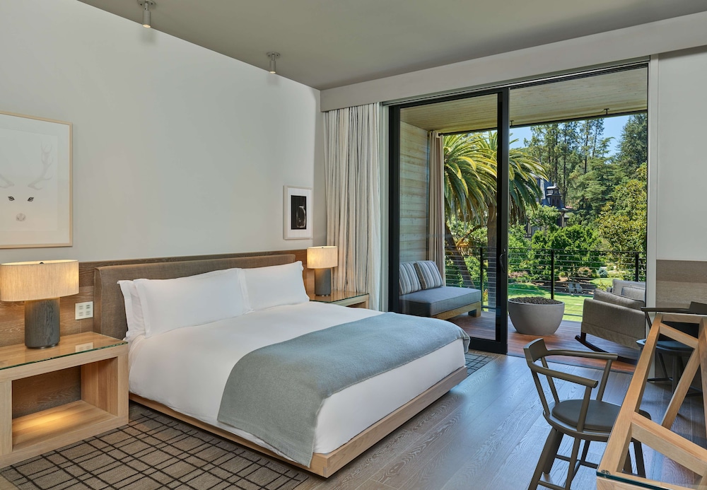 Deluxe, King Bed, Street Side View, Balcony, Accessible