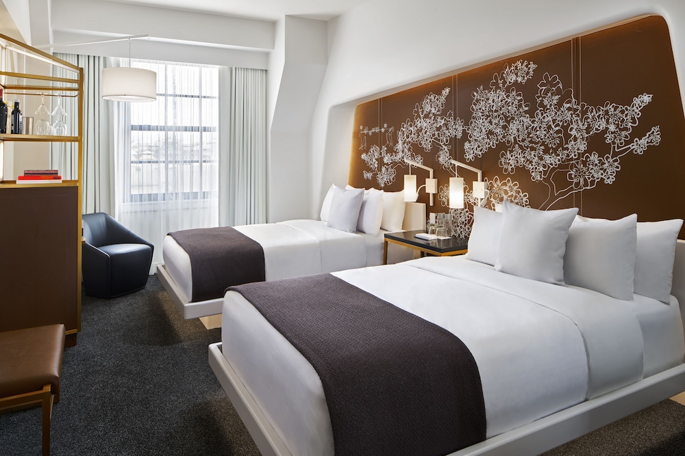DELUXE, 2 DOUBLE BEDS, CITY VIEW