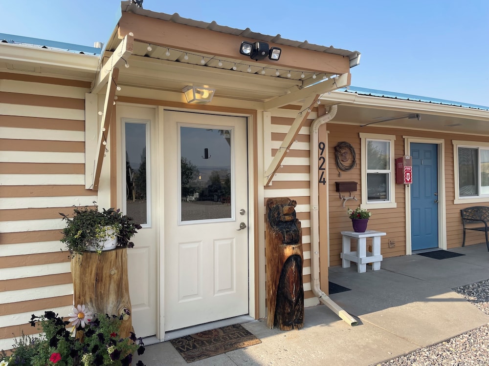 El Rancho Motel 2/51