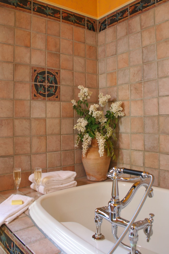 L Auberge Provencale Bed and Breakfast 6/51
