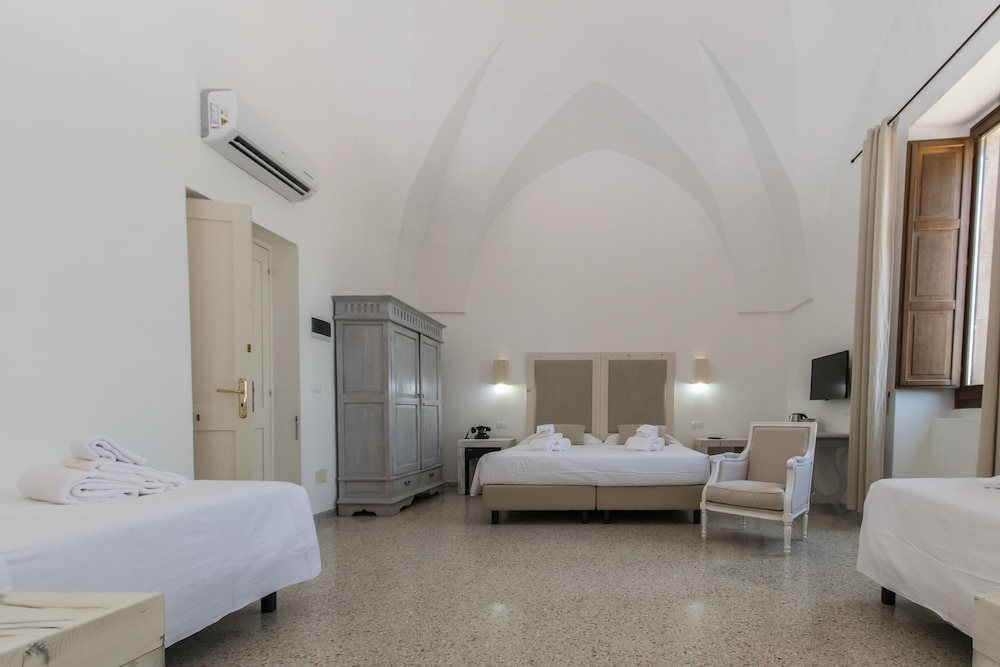 ROOM, QUADRUPLE