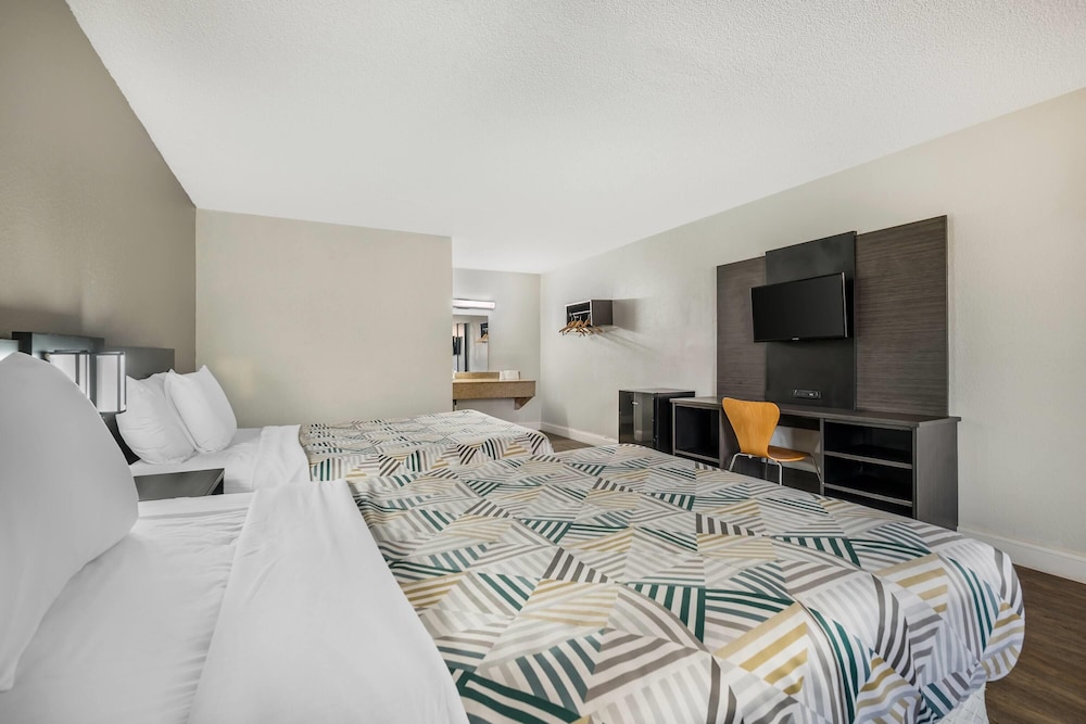 Travelodge by Wyndham Norfolk Airport 26/48