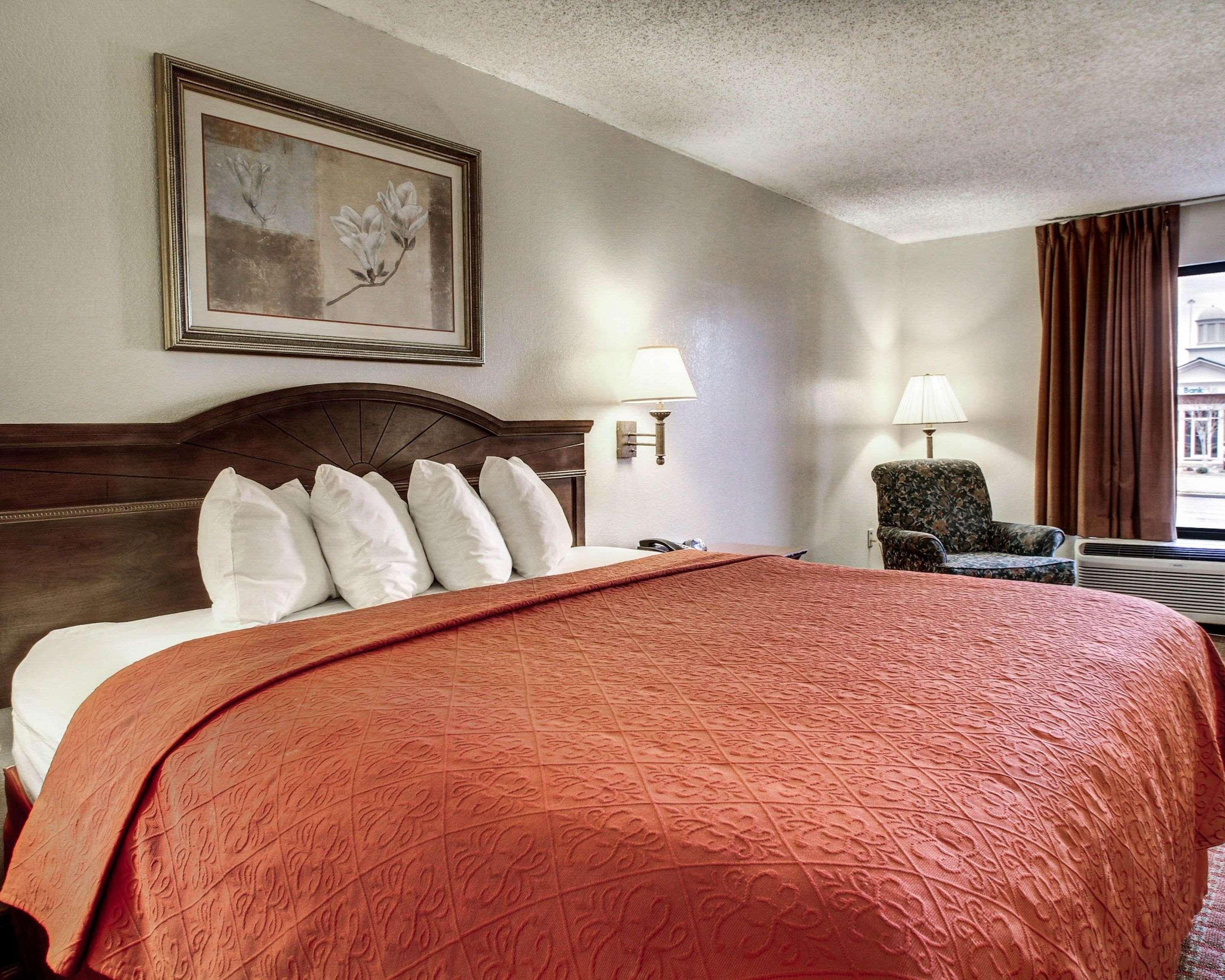غرفة بسرير كينج للمدخنين، Quality Inn & Suites Clinton - Jackson West 3/3