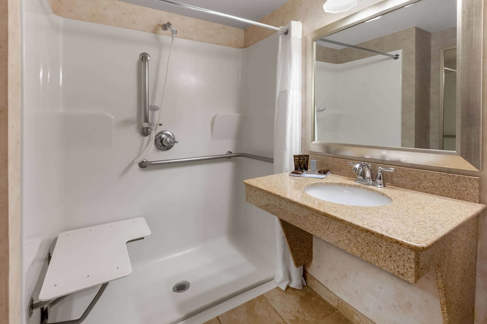Wingate by Wyndham Erie 48/53