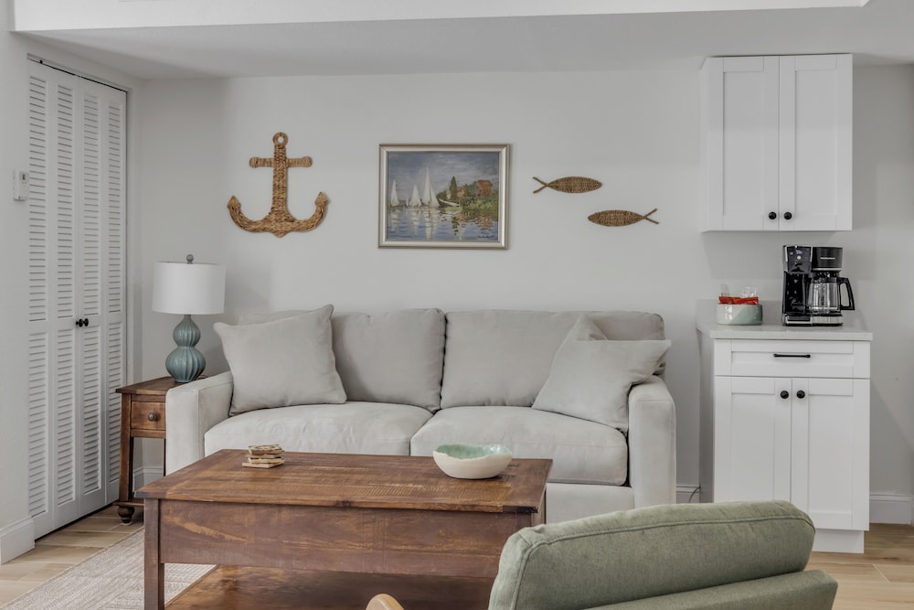 New Smyrna Waves MOD Collection by Sonesta 38/50