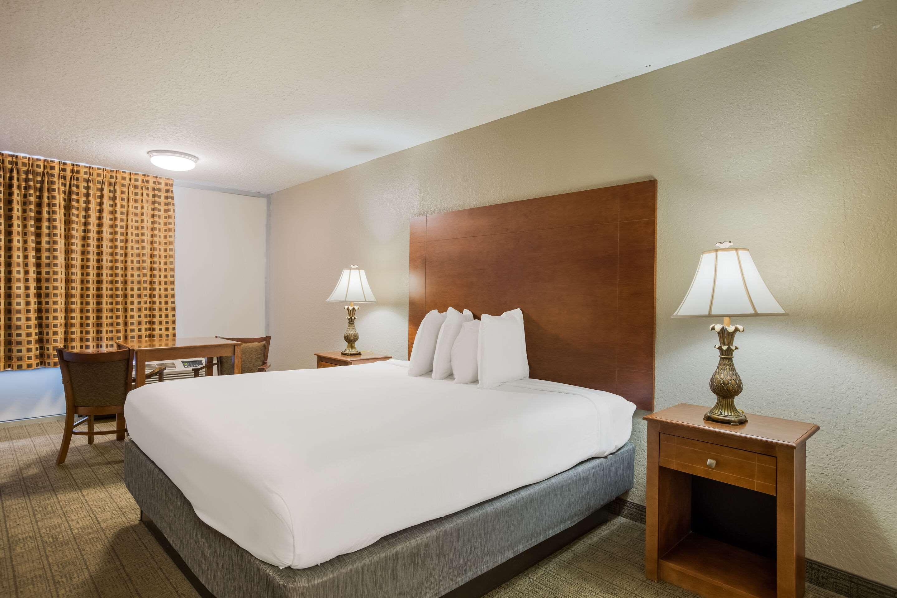 غرفة بسرير كينج