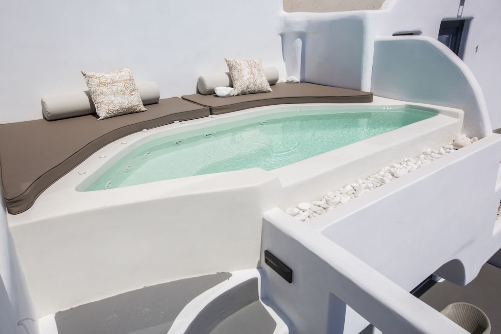 Chic Hotel Santorini 25/50