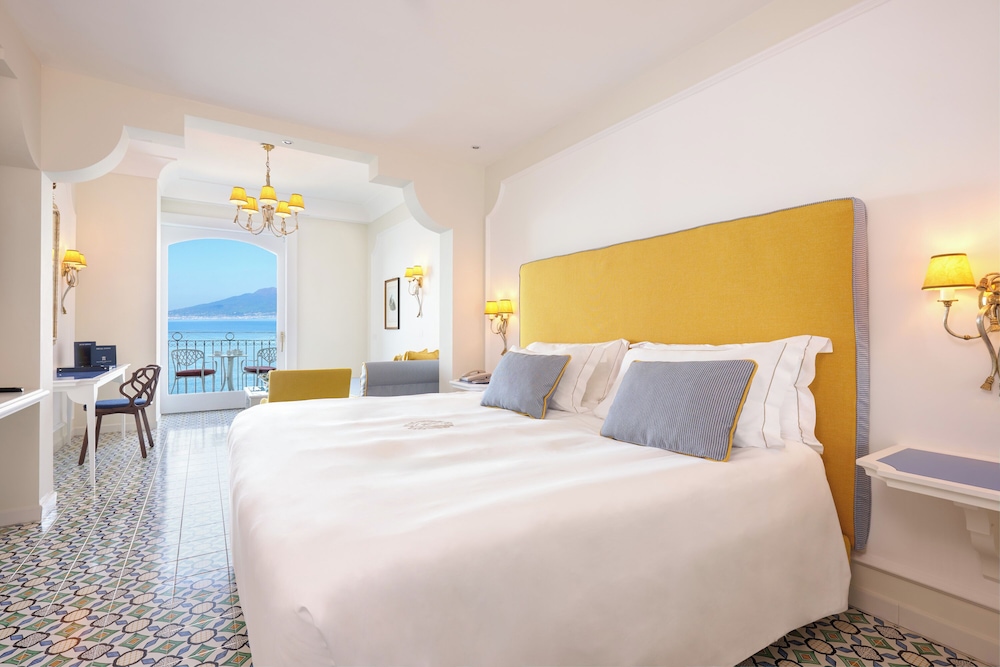 JUNIOR SUITE, DELUXE, SEA VIEW, BALCONY
