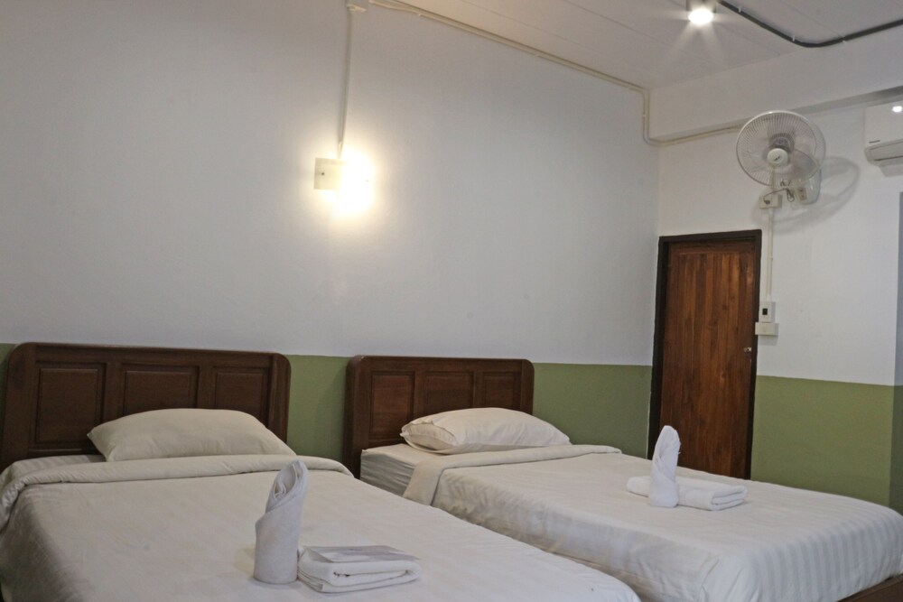 ROOM, TWIN BEDS