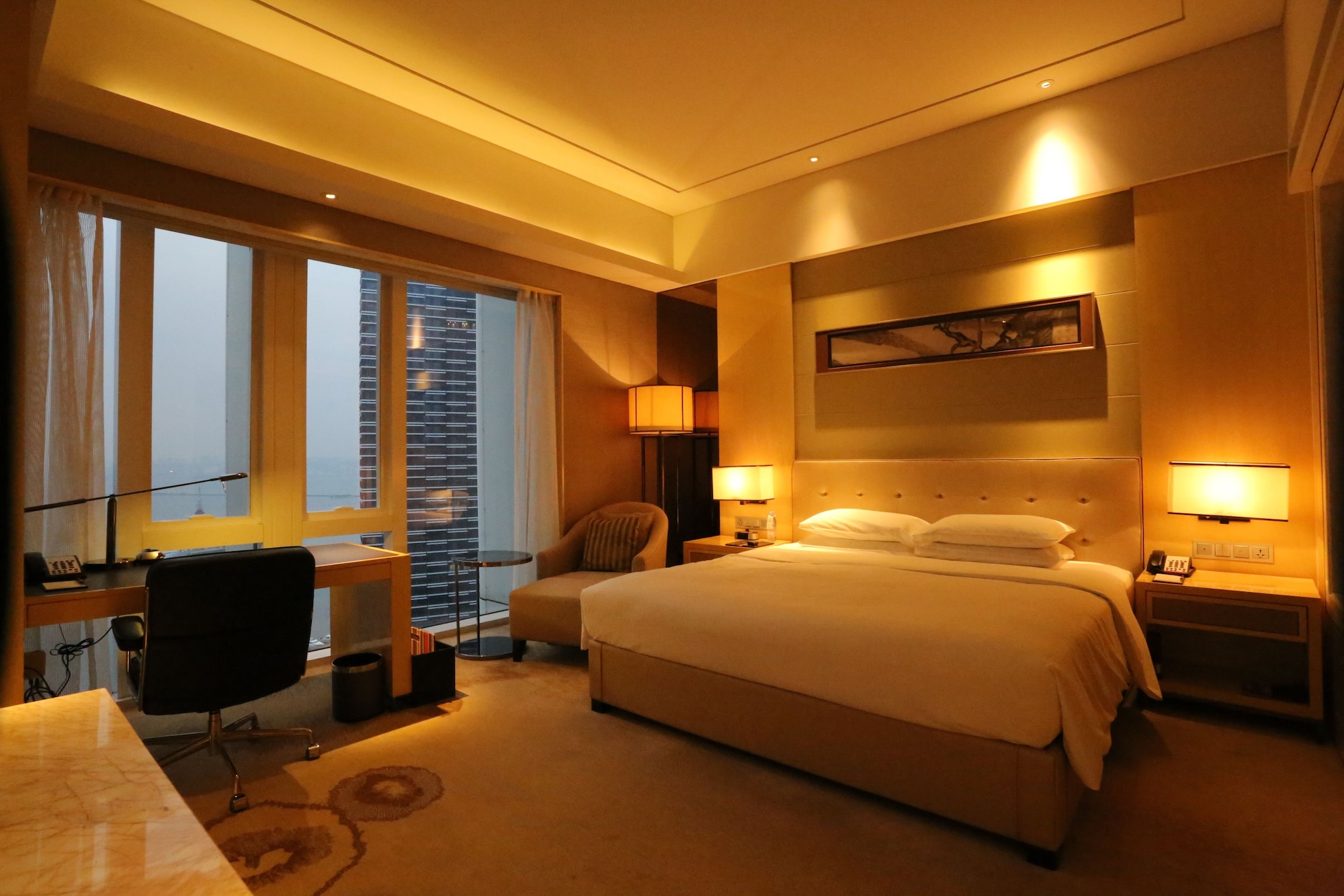 EXECUTIVE, KING BED, LOUNGE ACCESS, CORNER