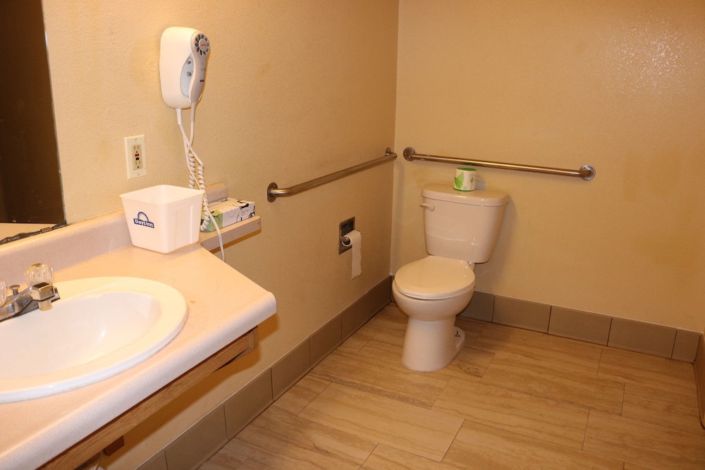 Days Inn By Wyndham Fresno South 16/38
