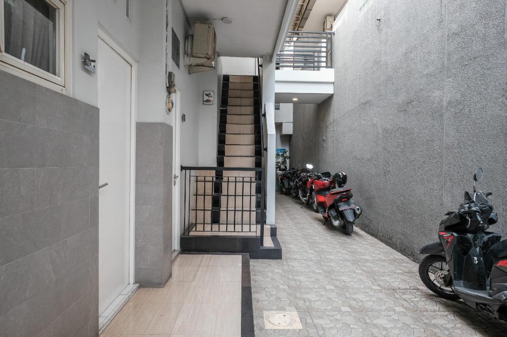 RedDoorz near Ciputra Golf Surabaya 45/50