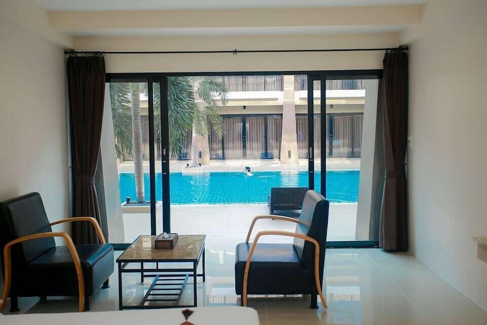 Deluxe, Twin Beds, Pool Access